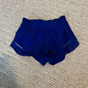 Lululemon Hotty Hot Shorts In the Color Larkspur; Size 4; 2.5 in inseam